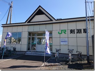 小さな花壇が出迎えてくれた駅は、とても静かだった・・剣淵駅＝失われし風景を求める旅(10)＝ わが町ご当地入場券購入記