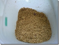 大麦を炒ったエサ